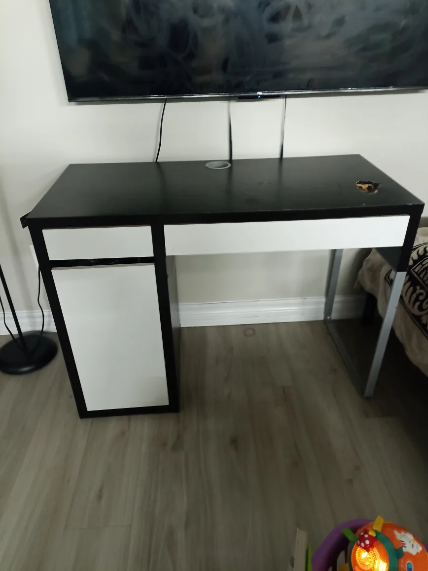 Black and White Desk thumbnail