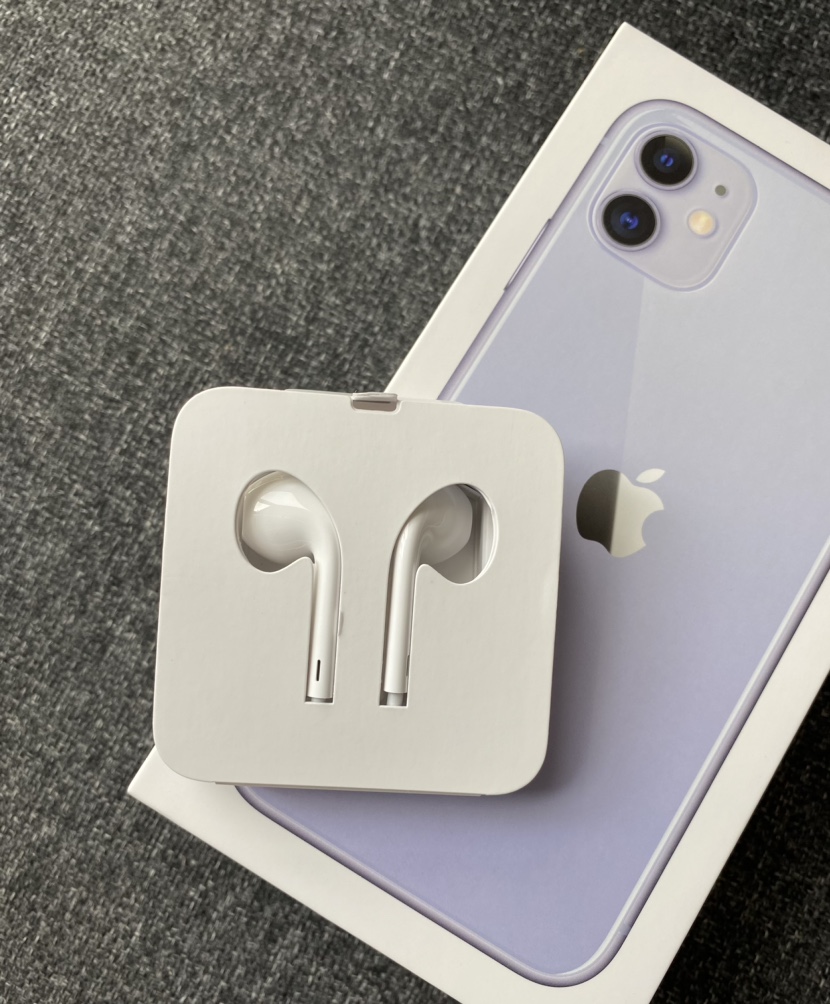 iPhone 11 (64GB) - Purple + 7 phone cases - photo 3
