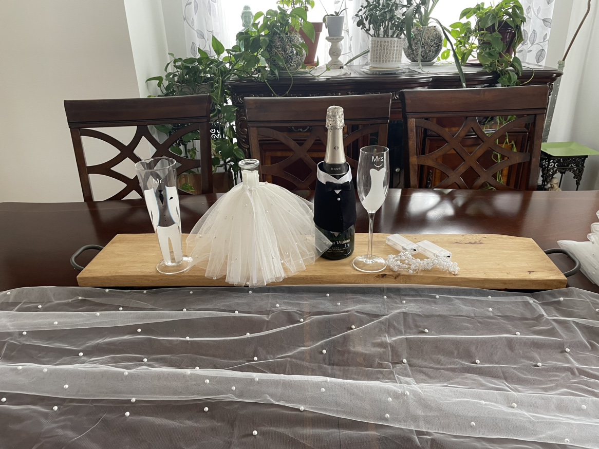 Set of six runners 2 Champagne glases
