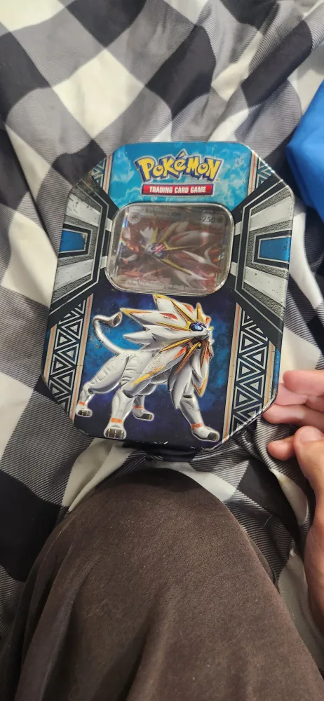 Solgaleo Tin with Cards thumbnail