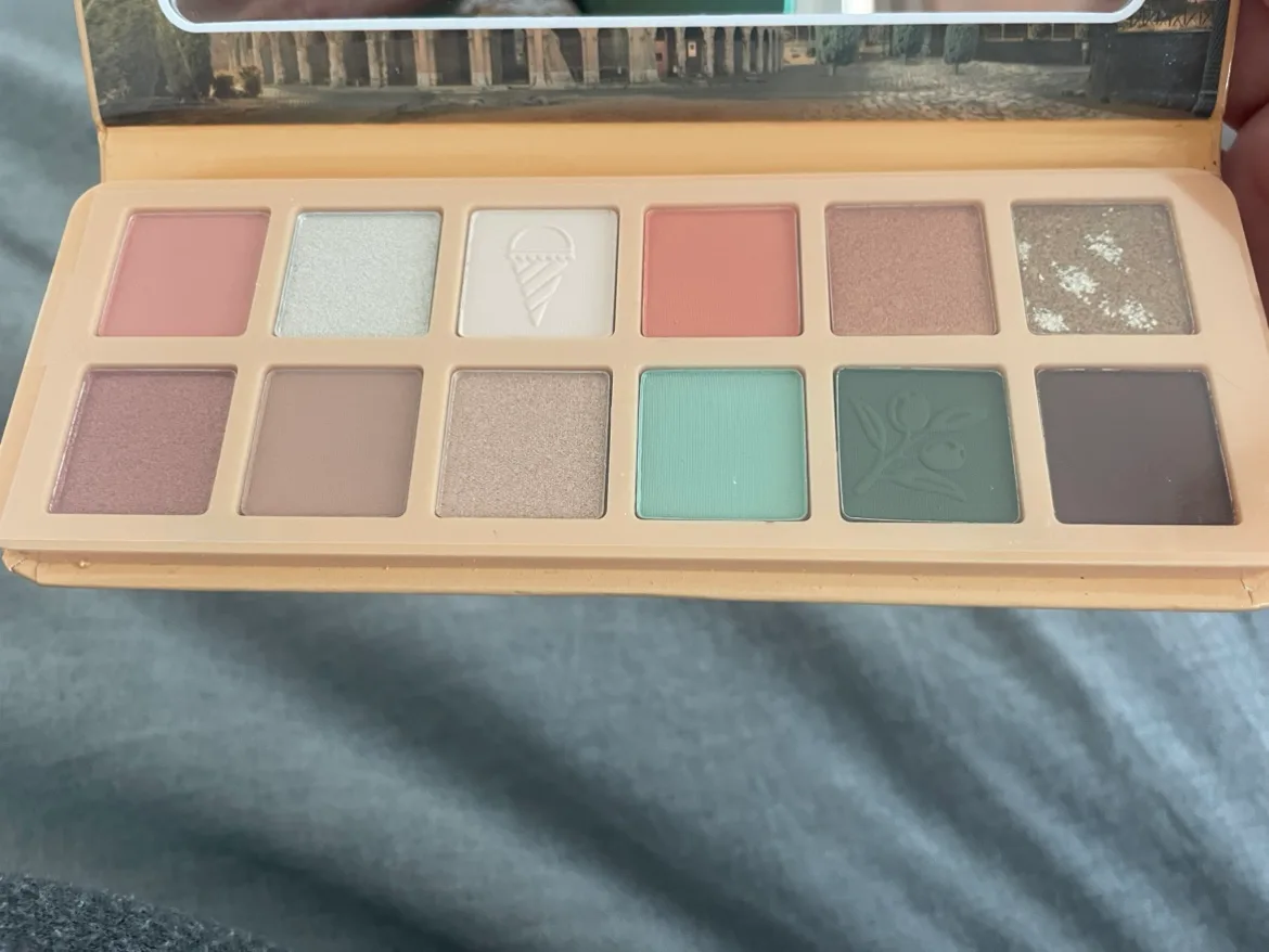 Essence Benvenuti a Roma Eyeshadow Palette image indicator(6)