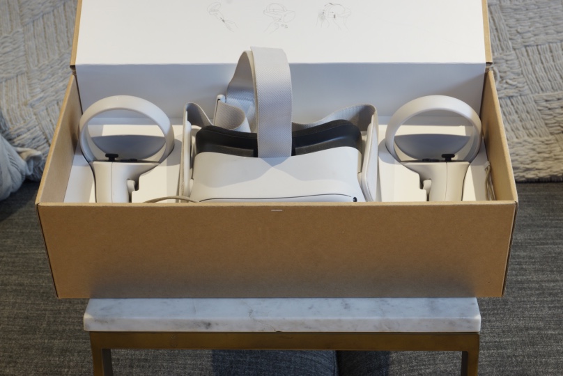 Oculus Quest 2 and anklet charging dock - photo 2