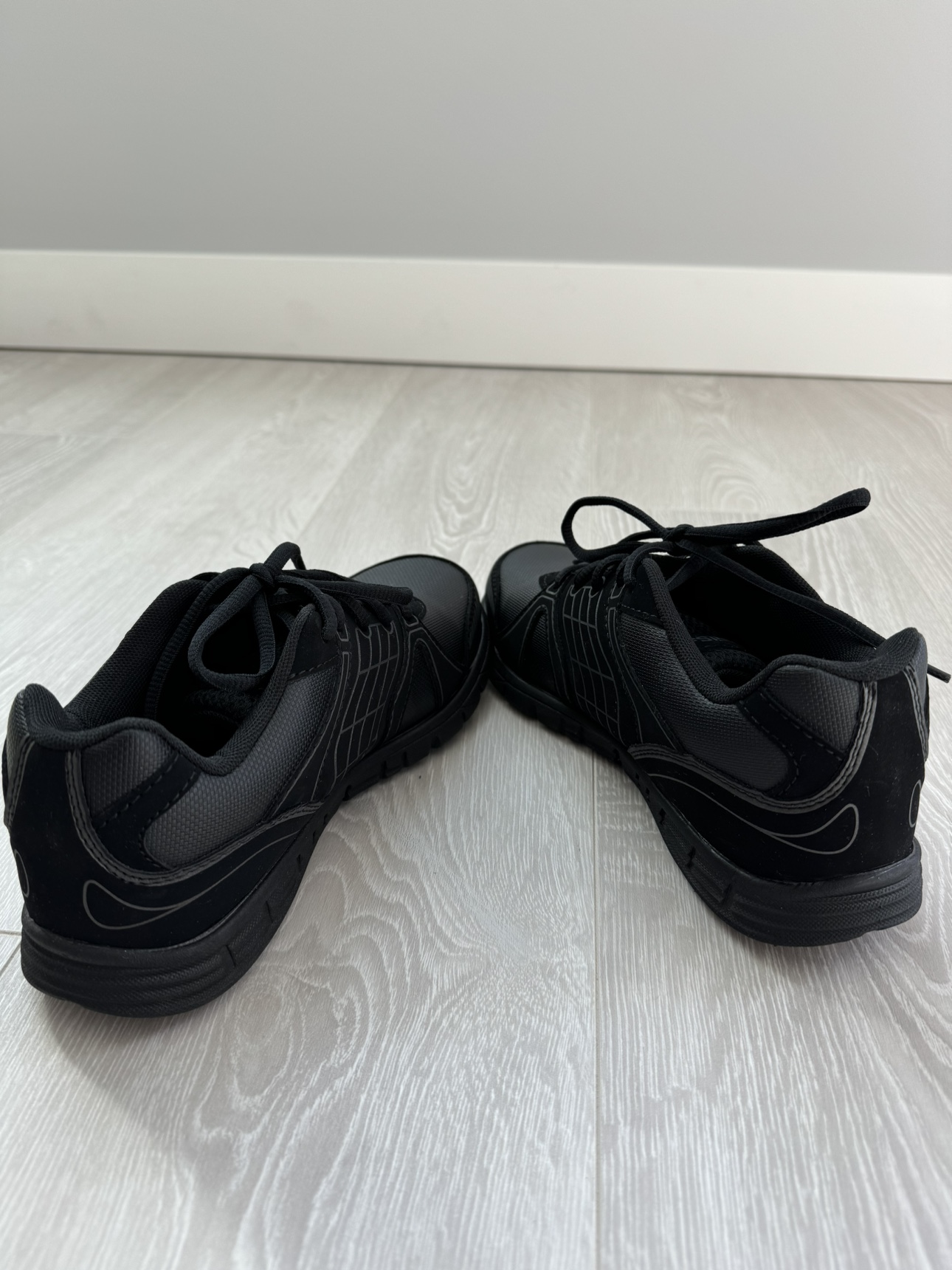 Black non-slip Shoes US 7 womens - photo 2