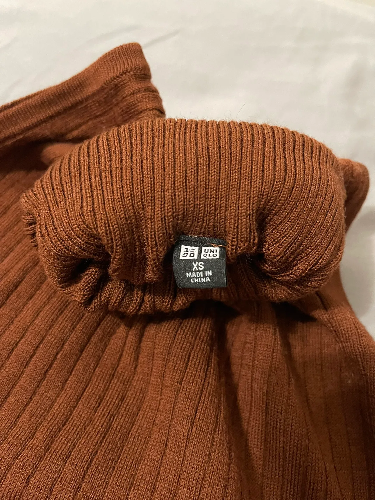 Uniqlo - Brown Turtleneck Sleeveless Sweater image indicator(5)