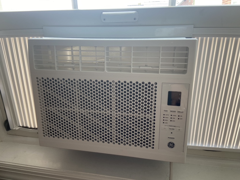 Practically new GE Window Air Conditioner for 150sf room - photo 3