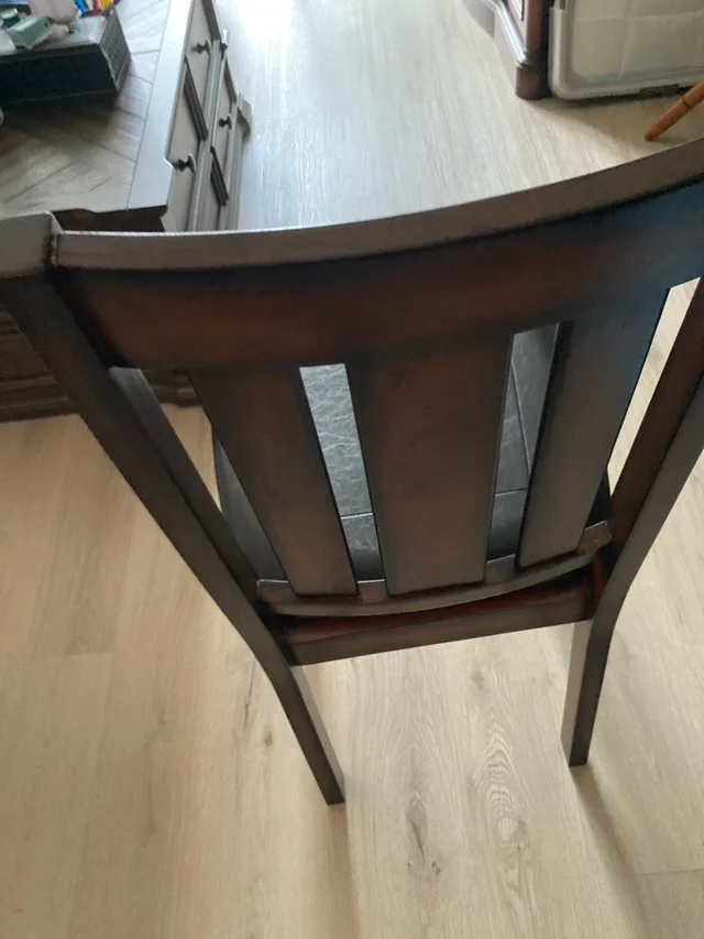 Dining table with four matching chairs image indicator(3)