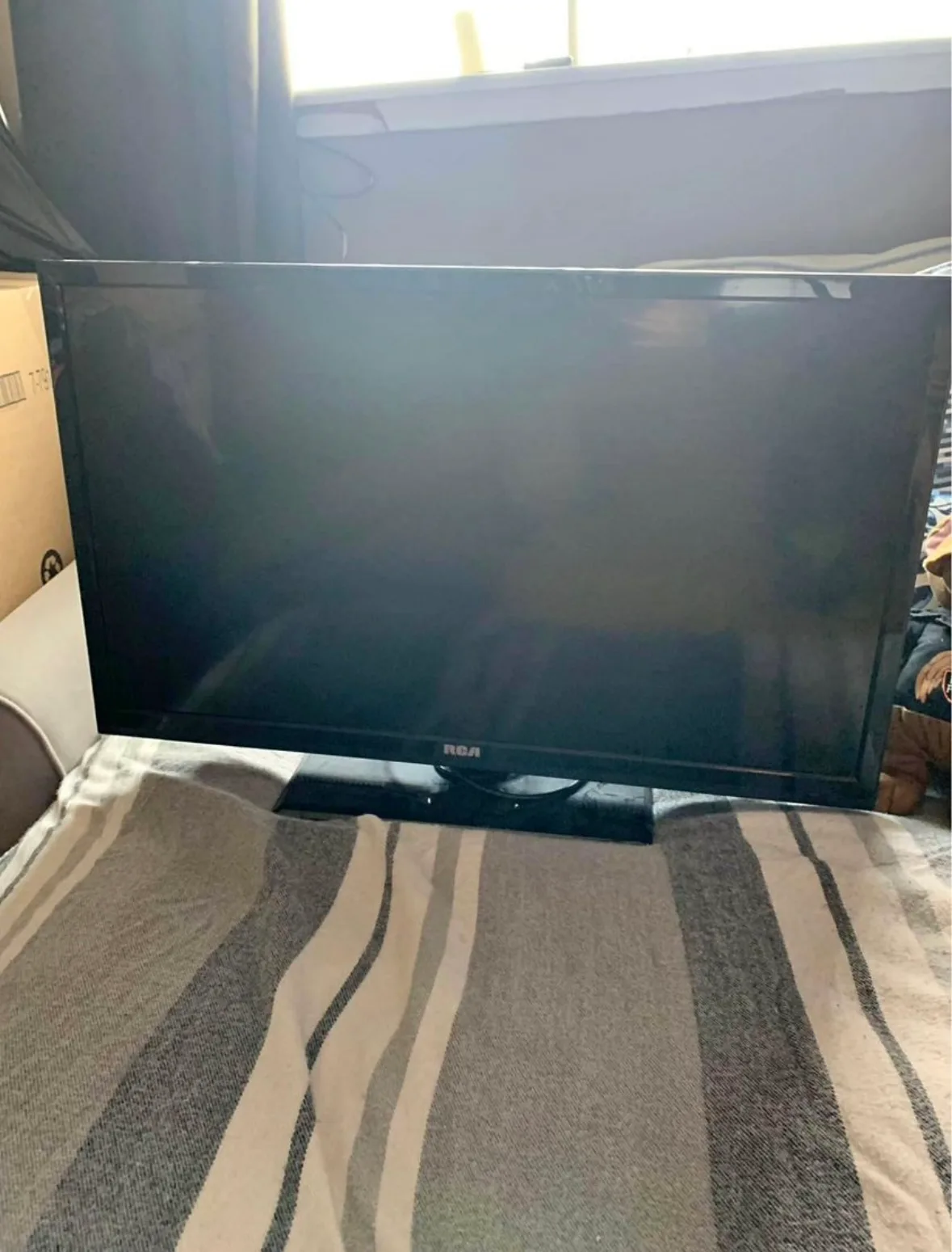 RCA 32" TV with remote thumbnail