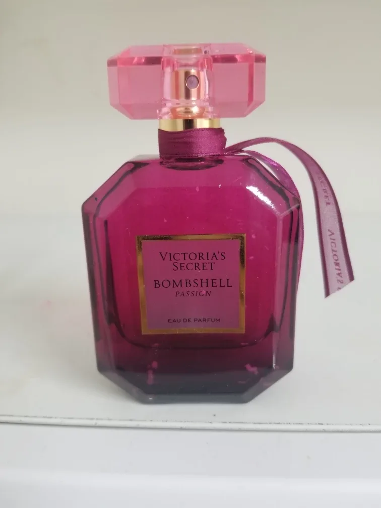 Victoria's Secret Bombshell Passion Eau de Parfum thumbnail