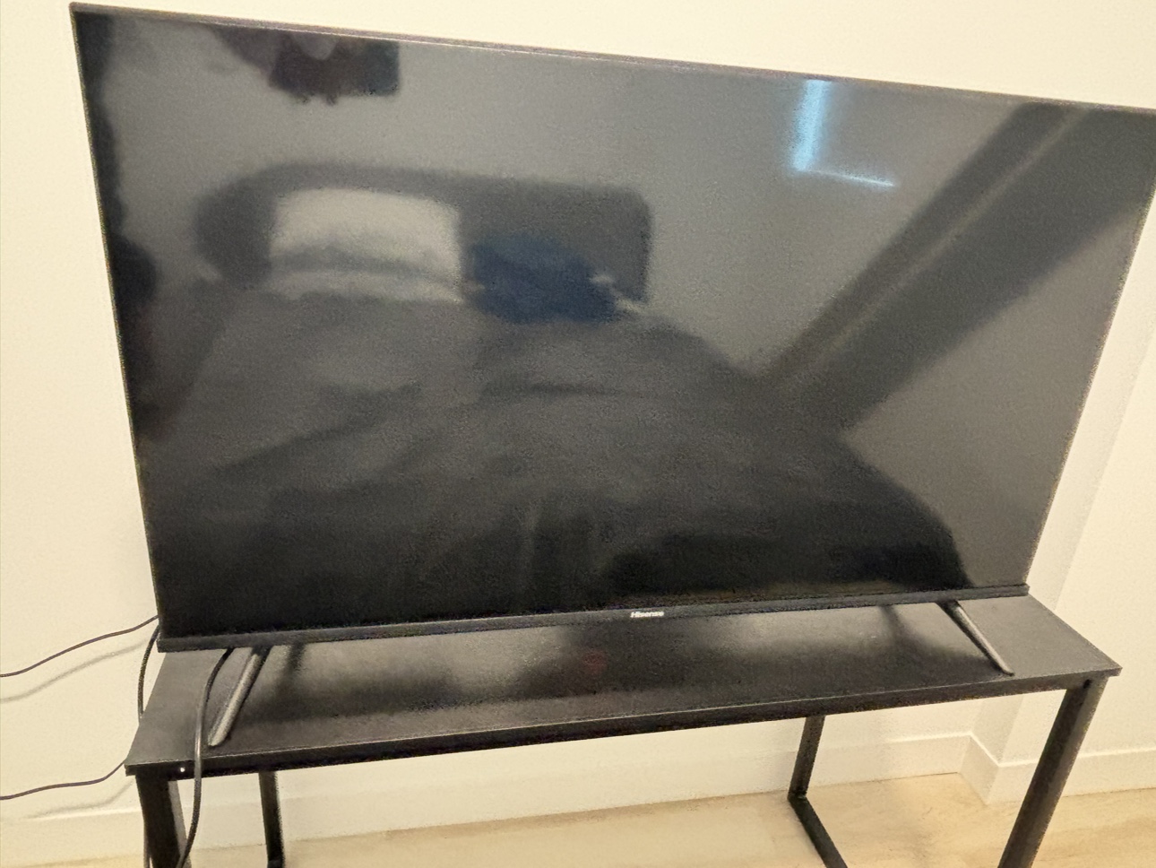 Hisense 43 Inch TV - photo 2