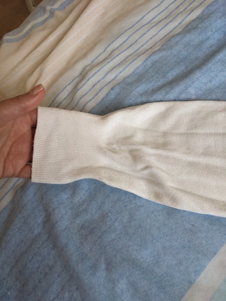 H&M White Turtleneck Sweater image indicator(8)