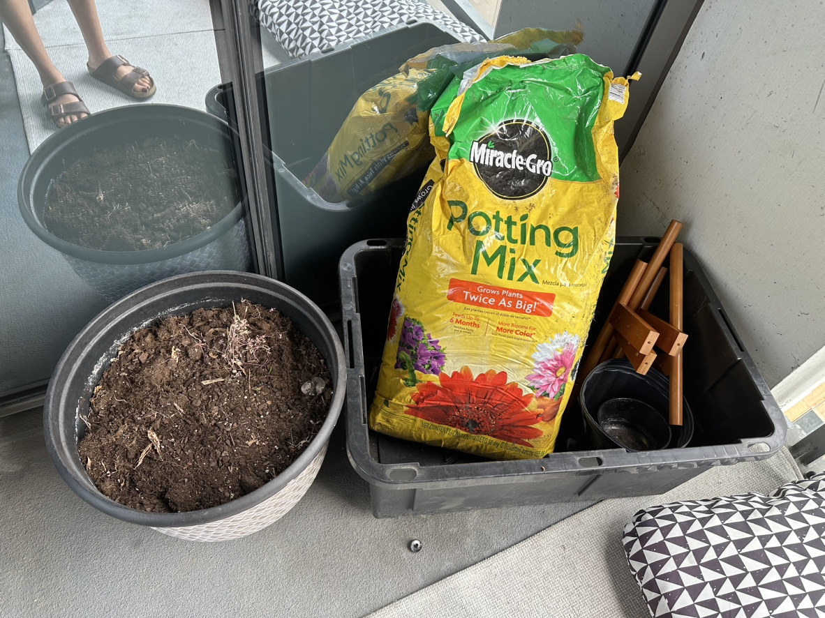 Miracle-Gro Potting Mix and pot