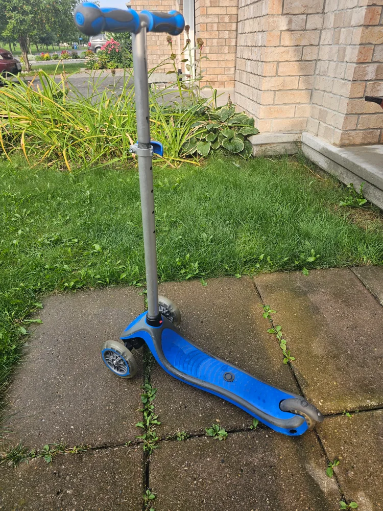 Three Wheeled Scooter with Light-up Wheels