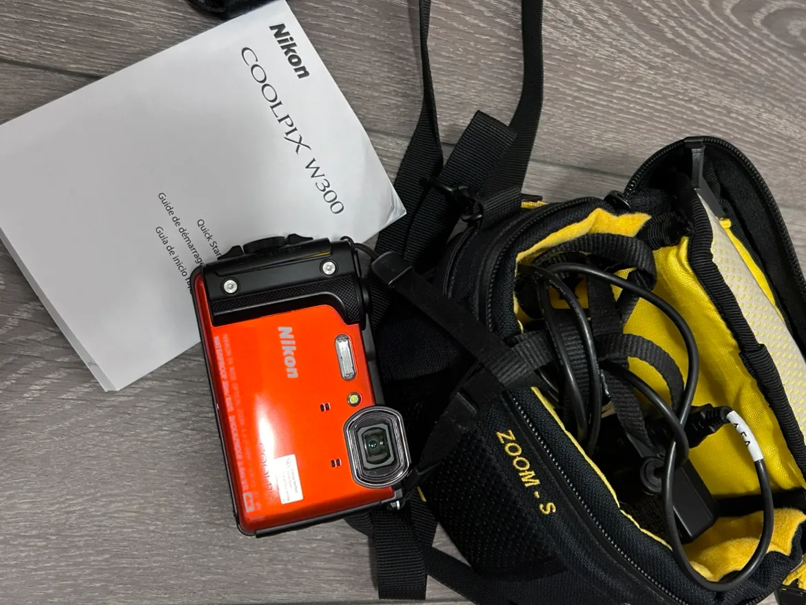 Nikon Coolpix W300 Camera with storage bag image indicator(3)