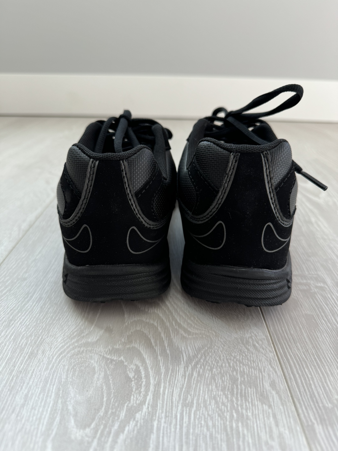 Black non-slip Shoes US 7 womens - photo 3
