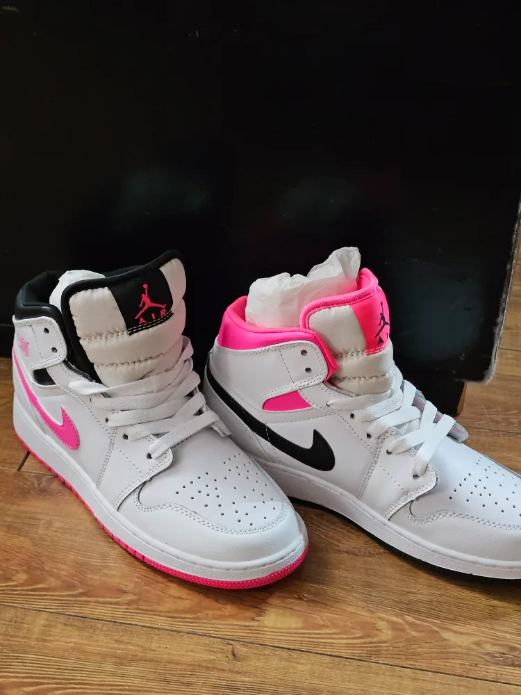 Air Jordan 1 Mid thumbnail