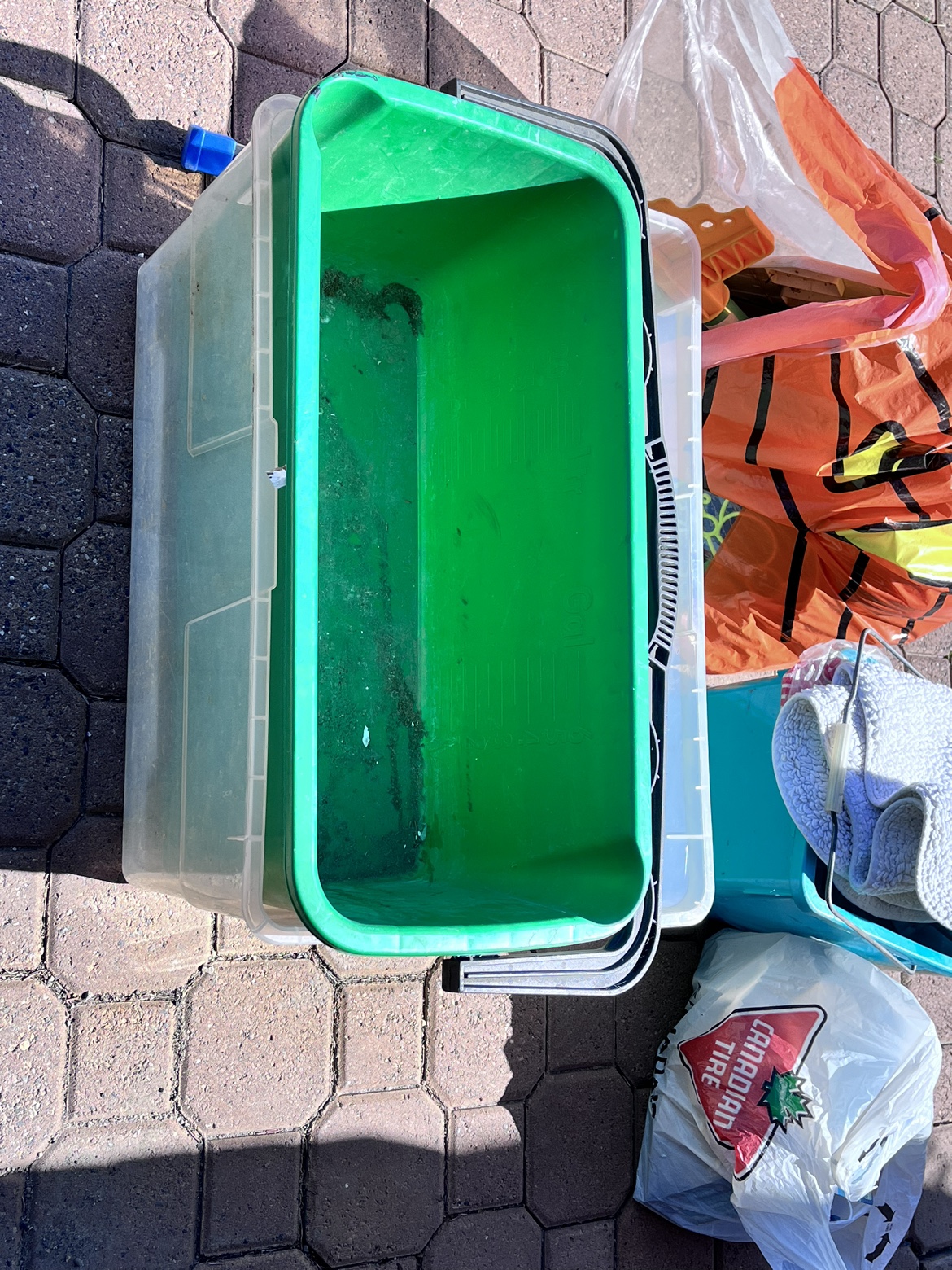 6 gallon / 20 L bucket with handle, plastic bin