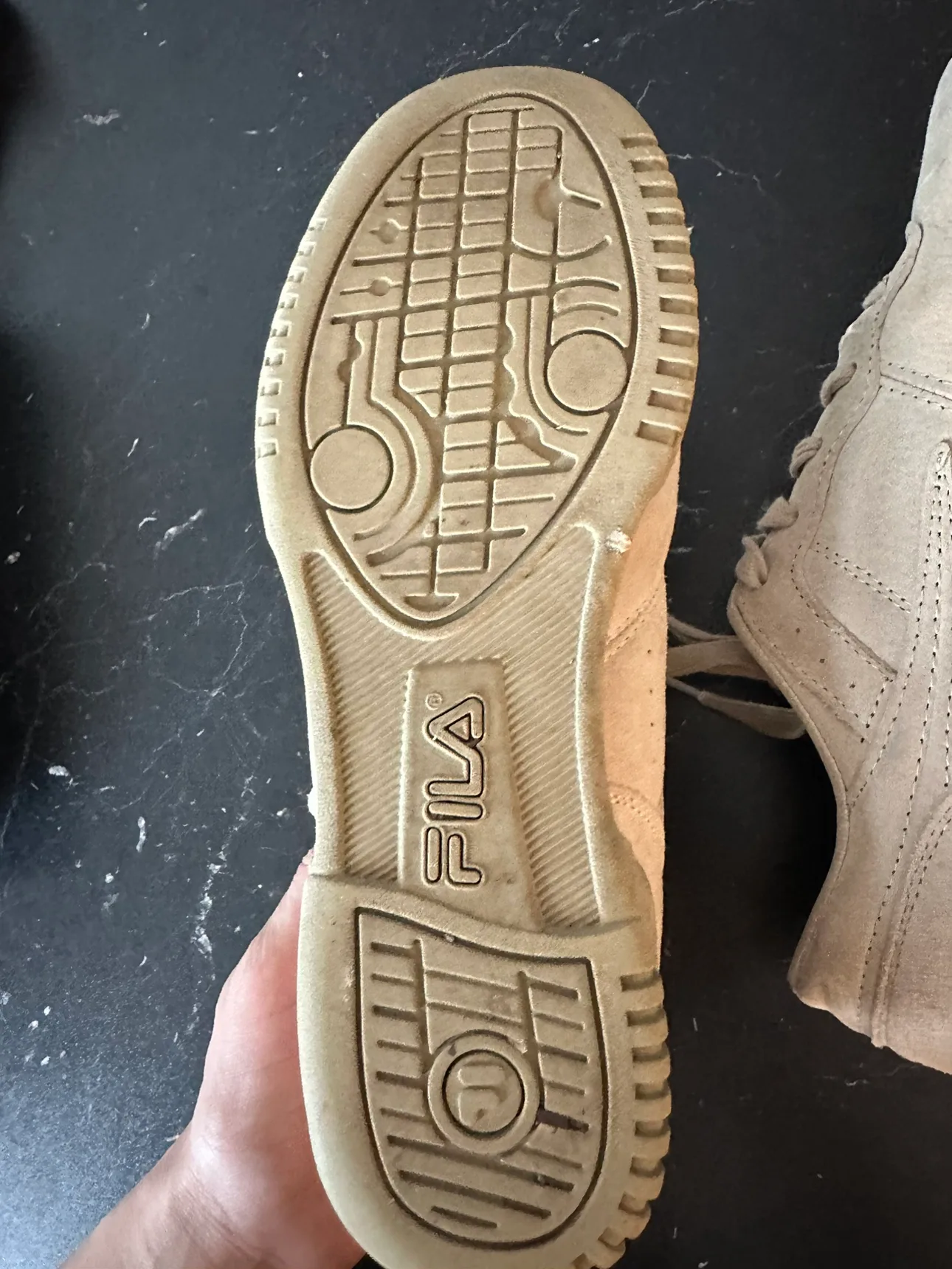 Women’s fila sneakers size 7.5 image indicator(4)