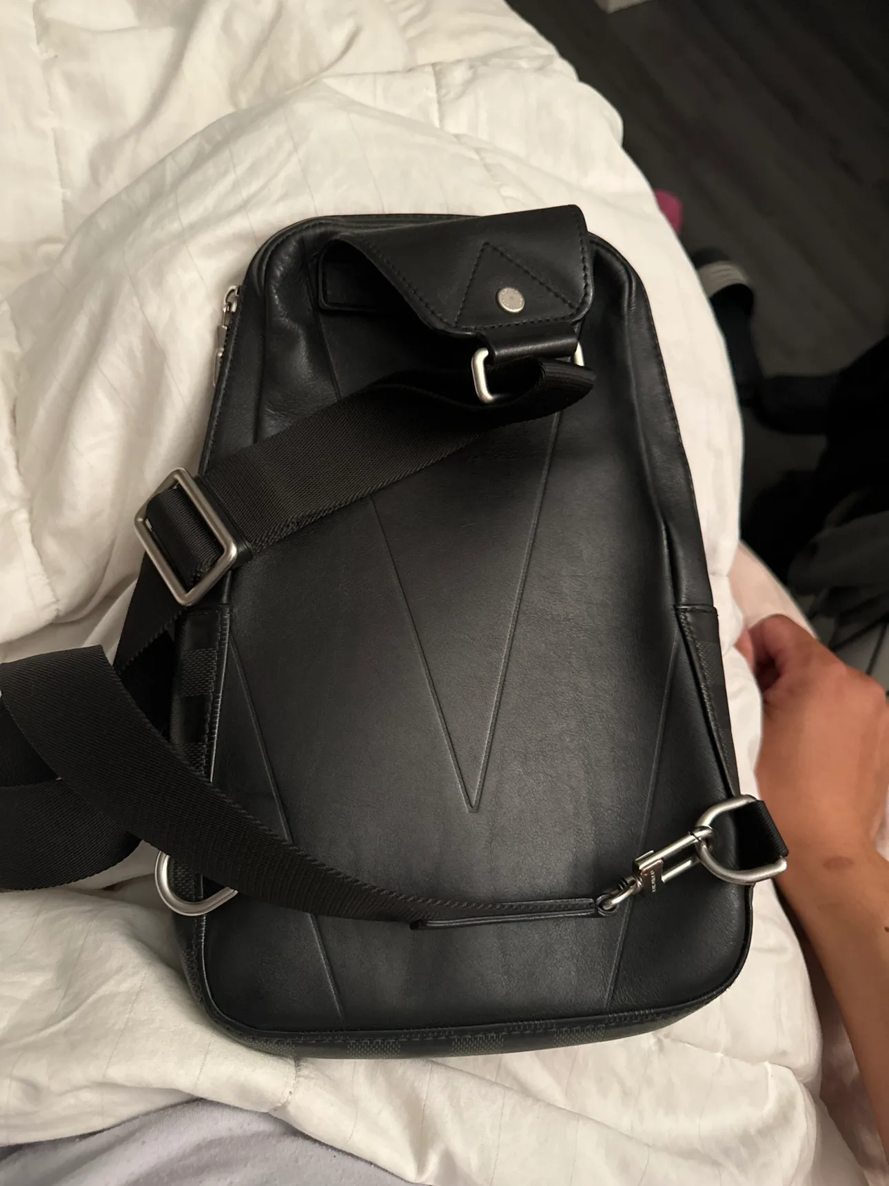 Lv sling bag image indicator(2)