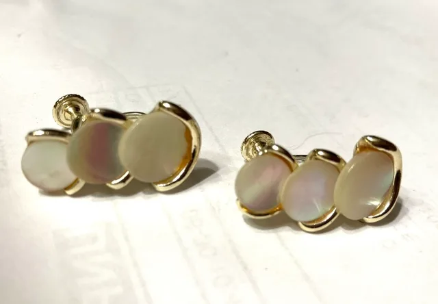 Mother of Pearl Disc Runner Vintage Earrings screw on  Pre owned image indicator(2)