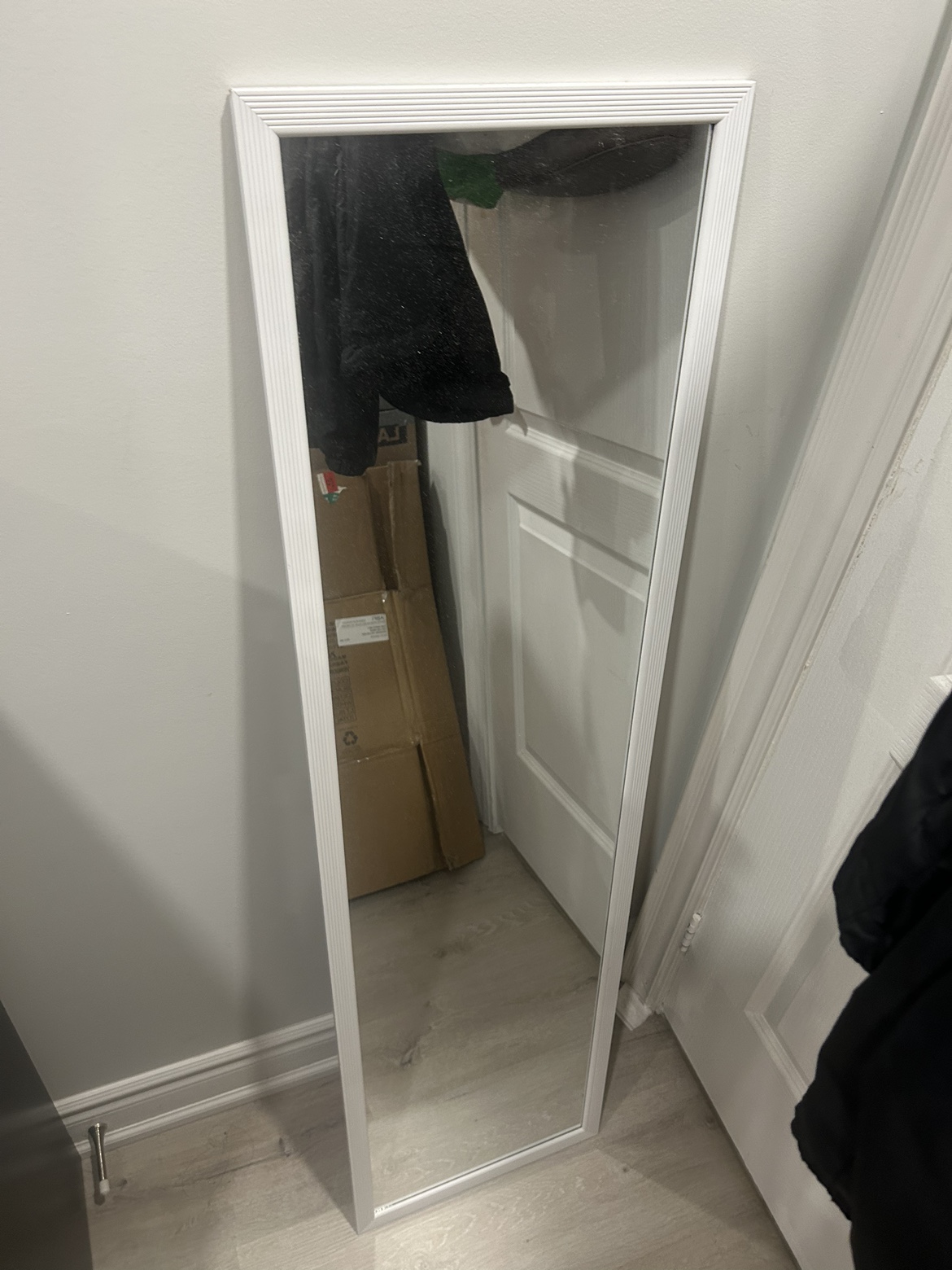 Standing mirror
