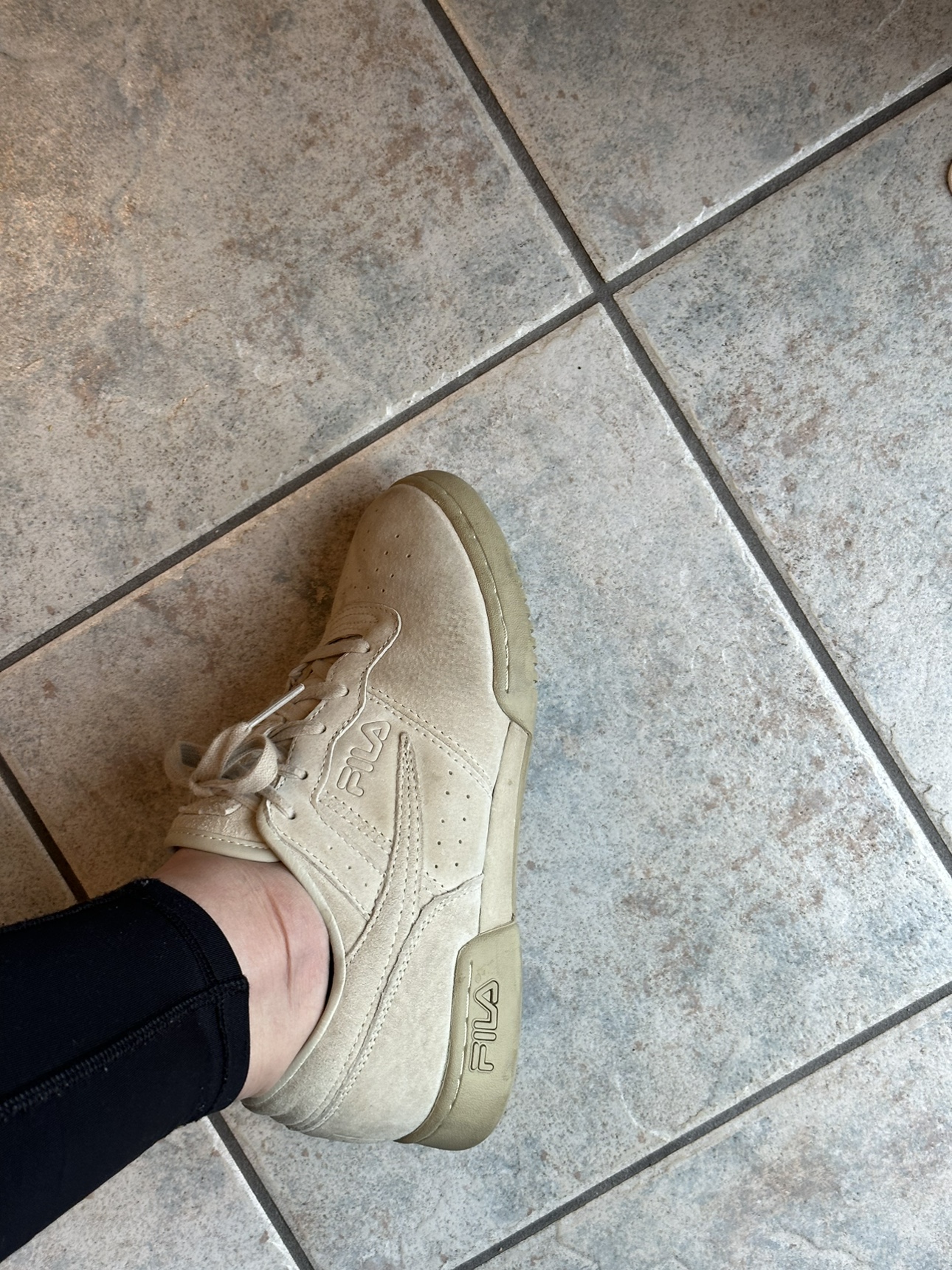 Women’s fila sneakers size 7.5 - photo 5