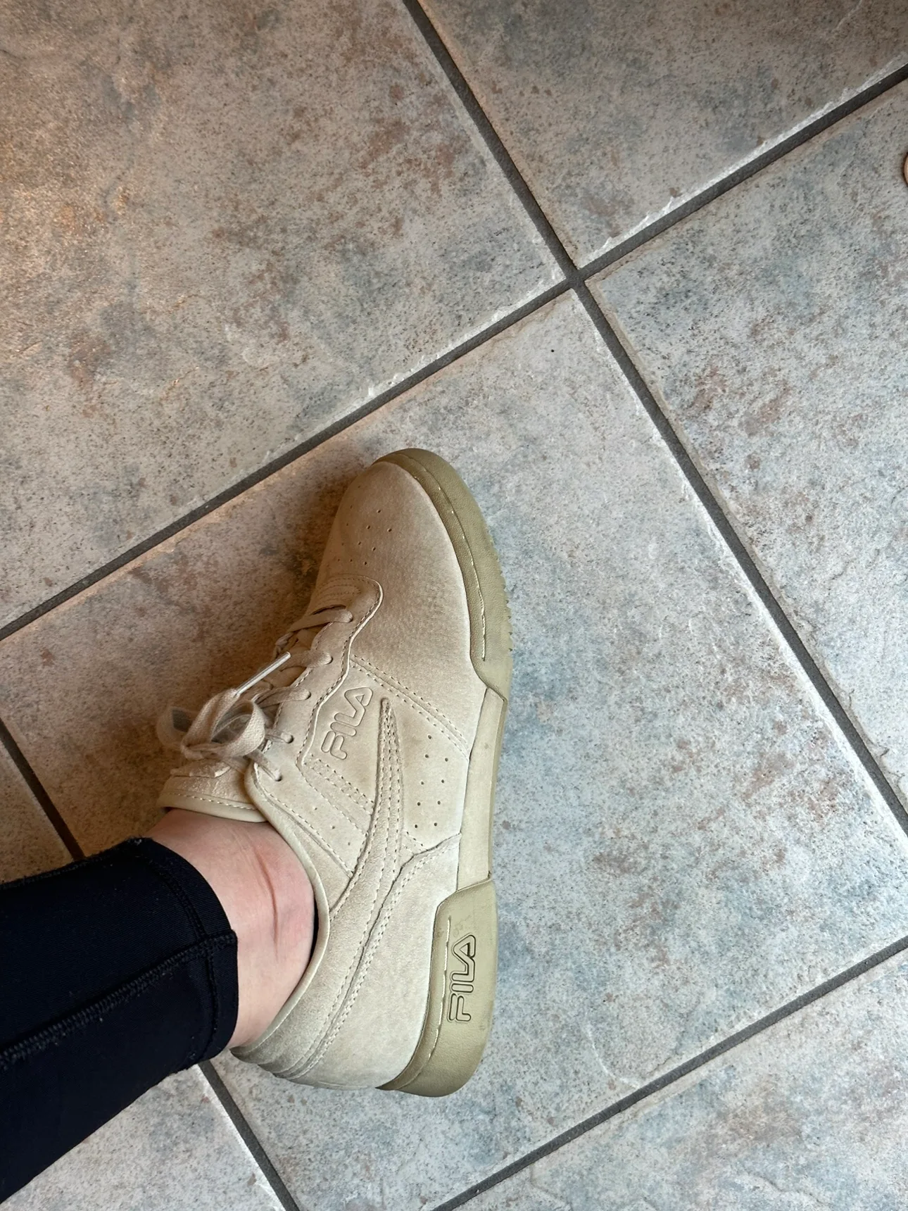 Women’s fila sneakers size 7.5 image indicator(5)