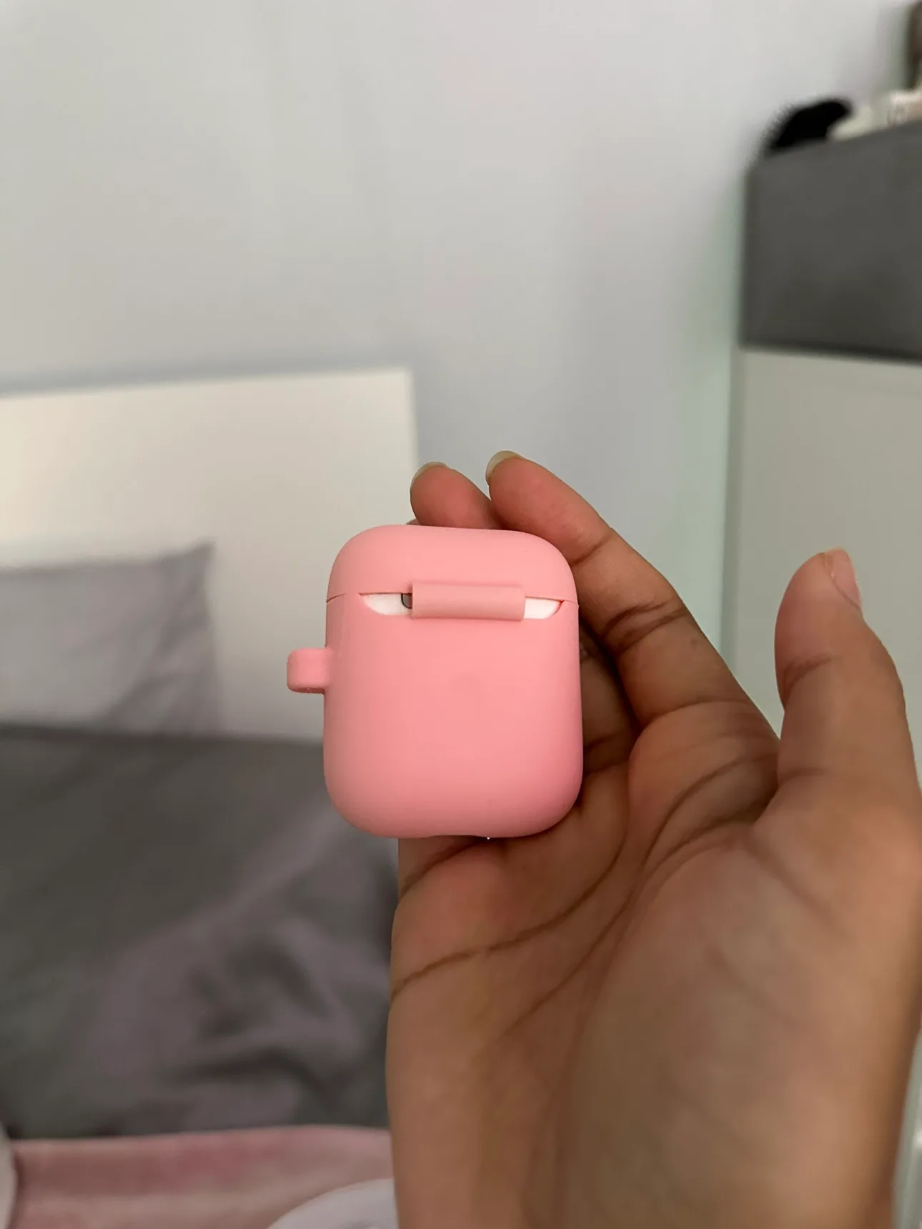 Wireless Charging Pink AirPods Case image indicator(3)