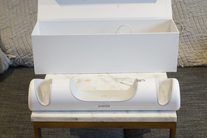 Oculus Quest 2 and anklet charging dock - photo 5