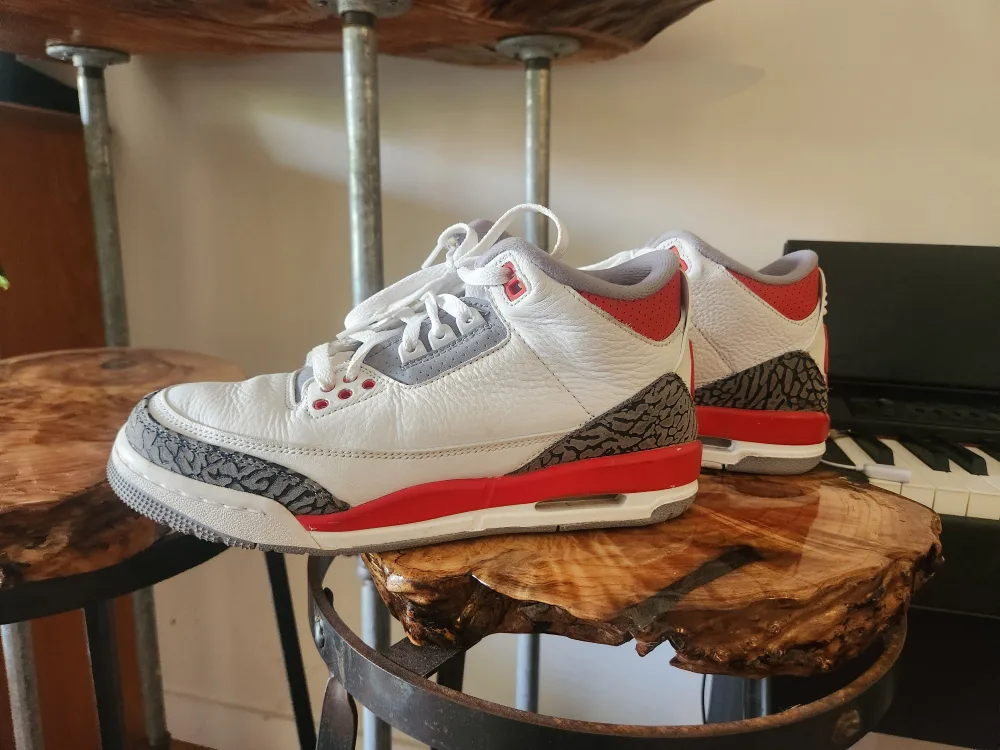 Nike Air Jordan 3 "Fire Red" (Sz. 7Y (Women's 8) | 2022 Retro) image indicator(2)