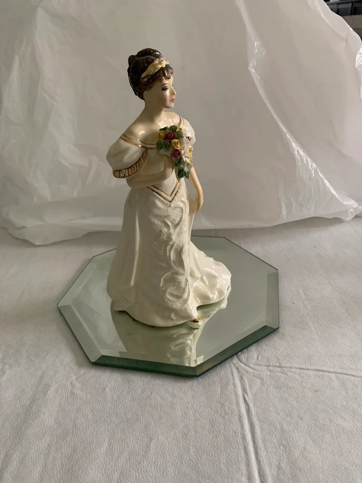 Bride Figurine Royal Doulton image indicator(2)
