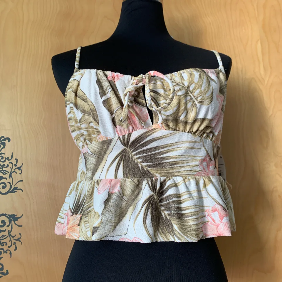 NEW Spaghetti Strap Crop Top image indicator(3)