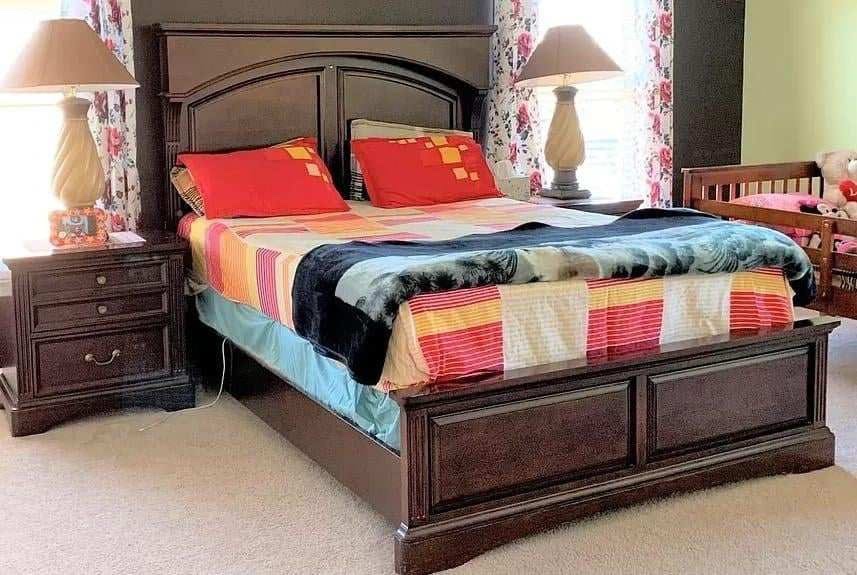 Queen Size Bed Set in Solid Wood (without mattresses)