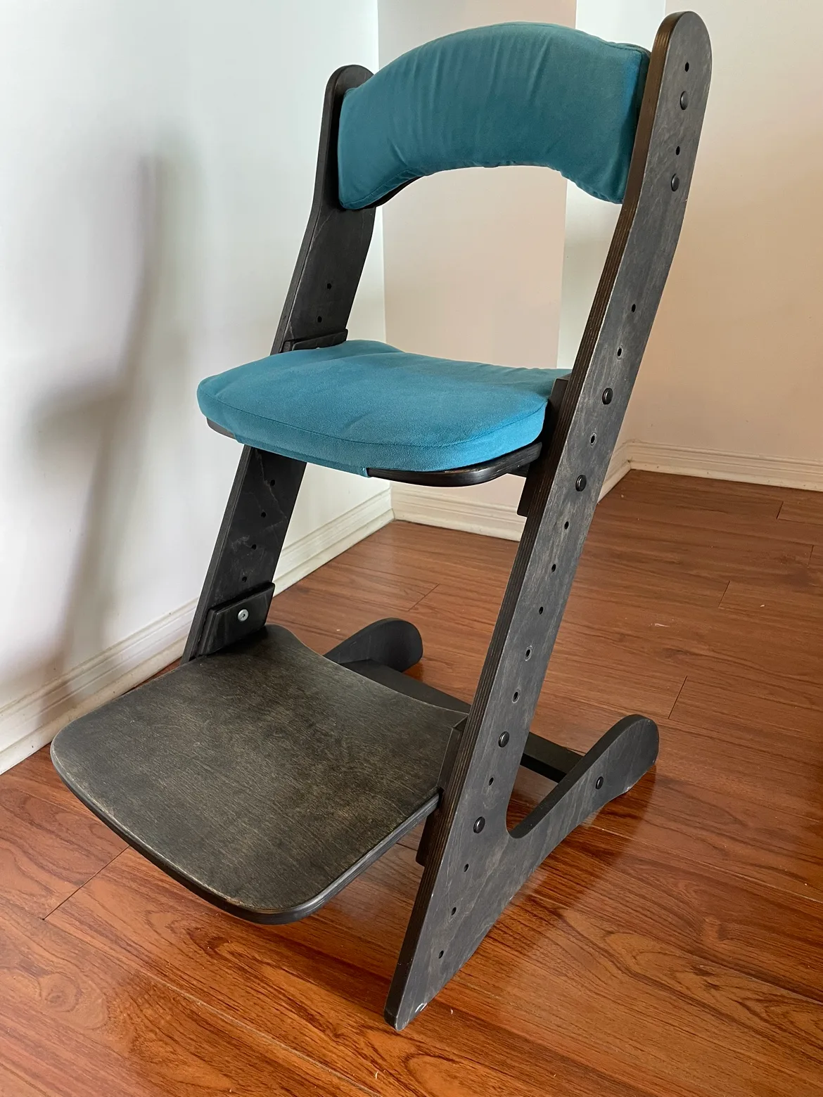 Kids growing chair with cushions thumbnail