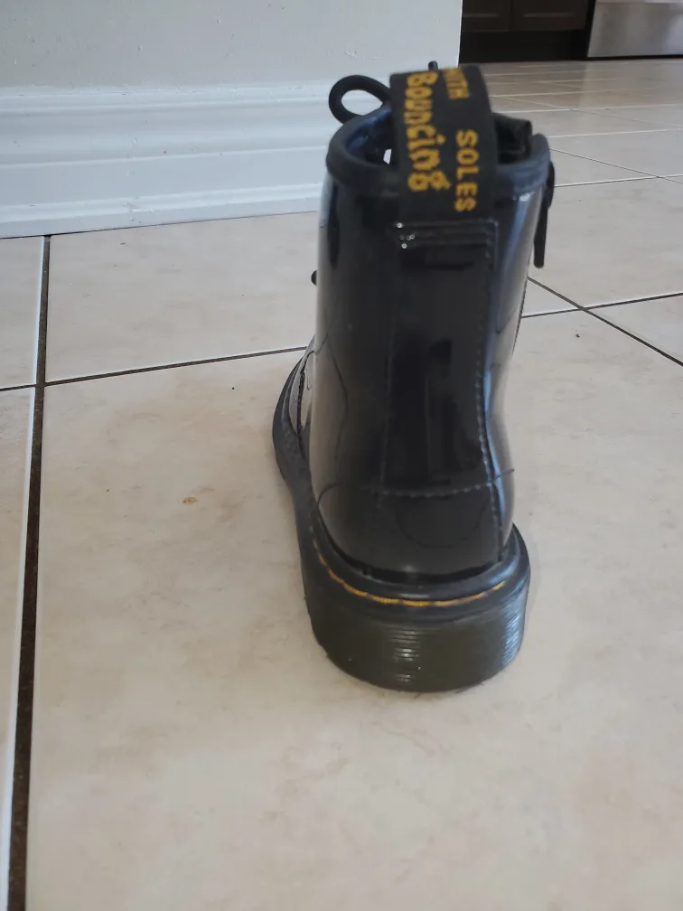 Dr. Martens Patent Boots Size 13 US-Youth image indicator(8)