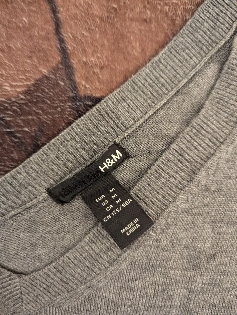 H&M Grey V-Neck Off-Shoulder Top - Size M image indicator(2)