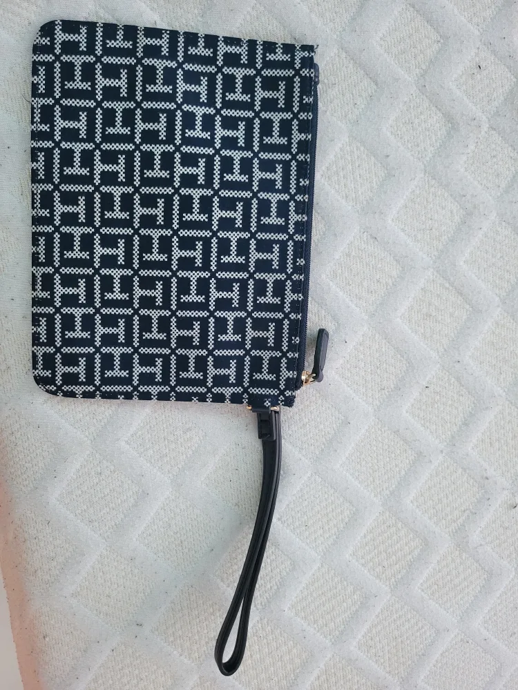 Tommy Hilfiger wristlet image indicator(2)