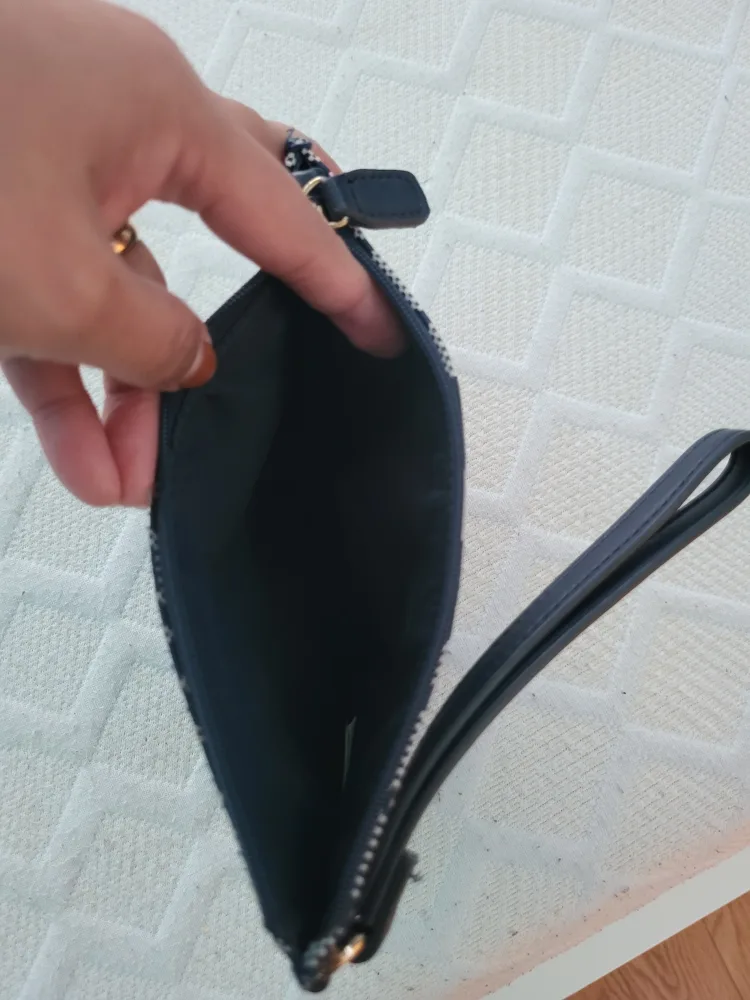 Tommy Hilfiger wristlet image indicator(3)