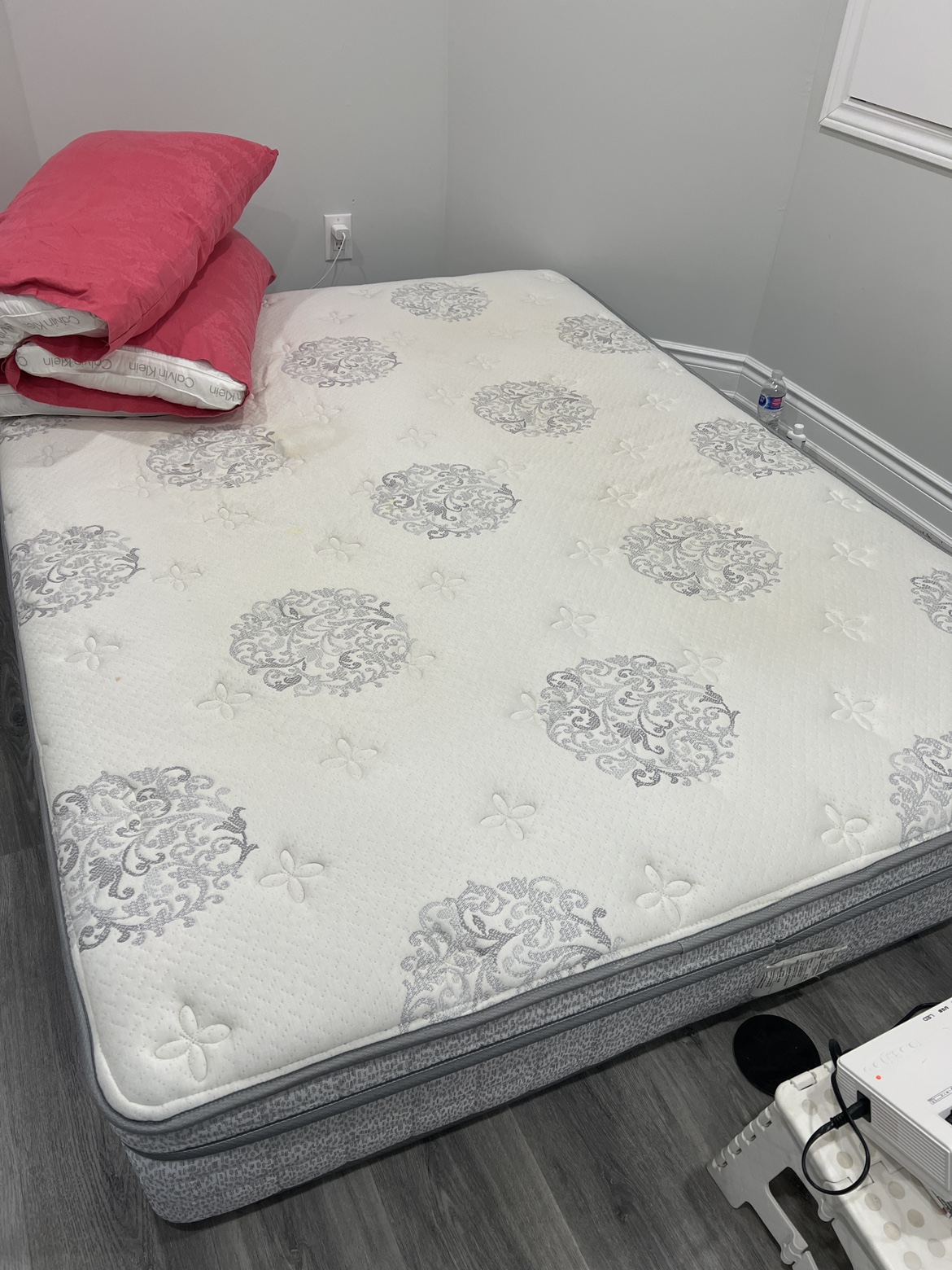 Serta Dalveen Mattress Queen size