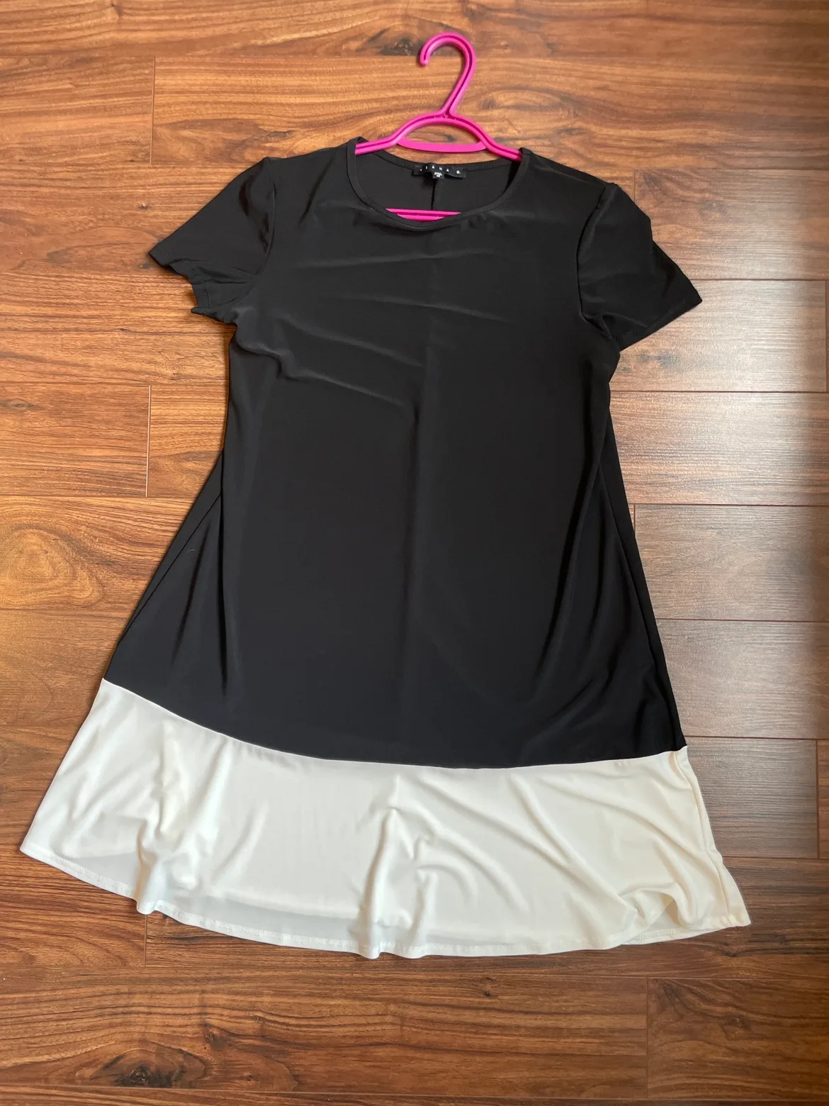 Black and White Dress image indicator(2)