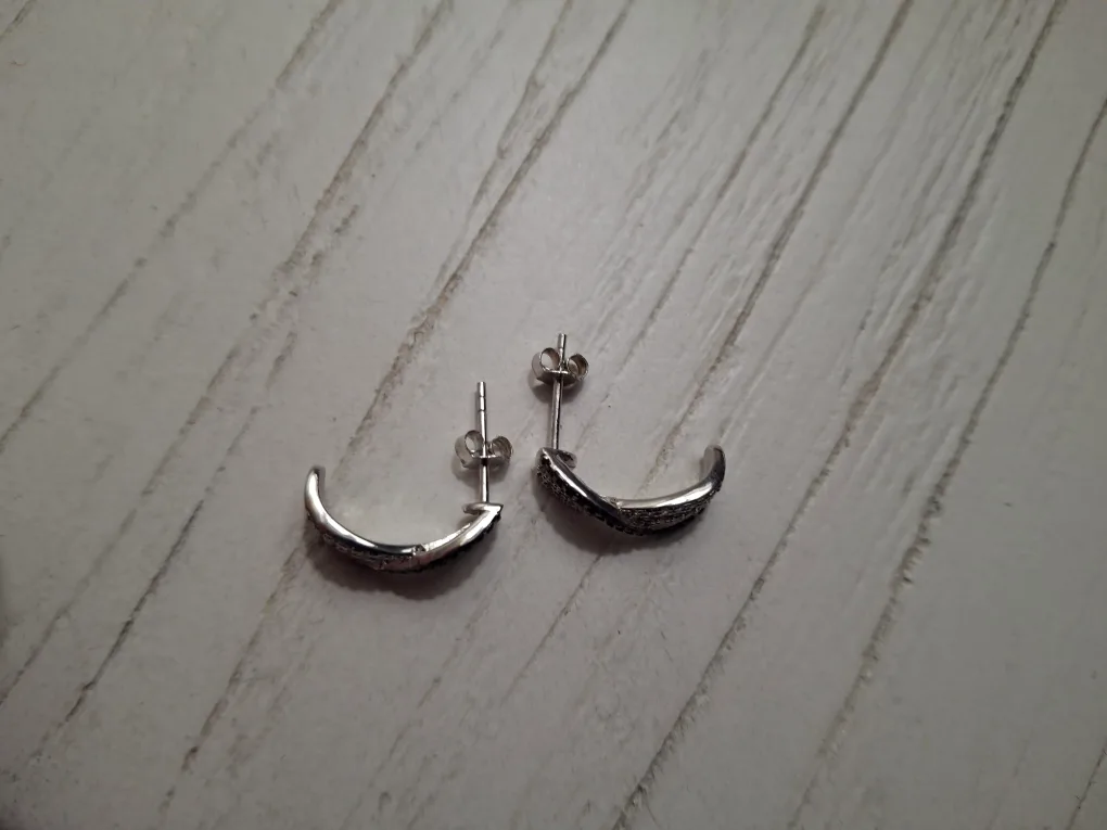 Silver earrings image indicator(2)