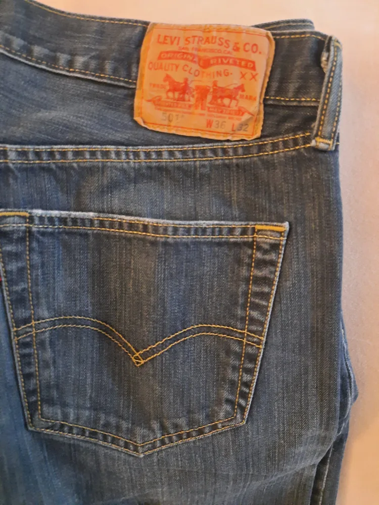 Authentic Levi's 501 mens size 36 x 32 image indicator(5)