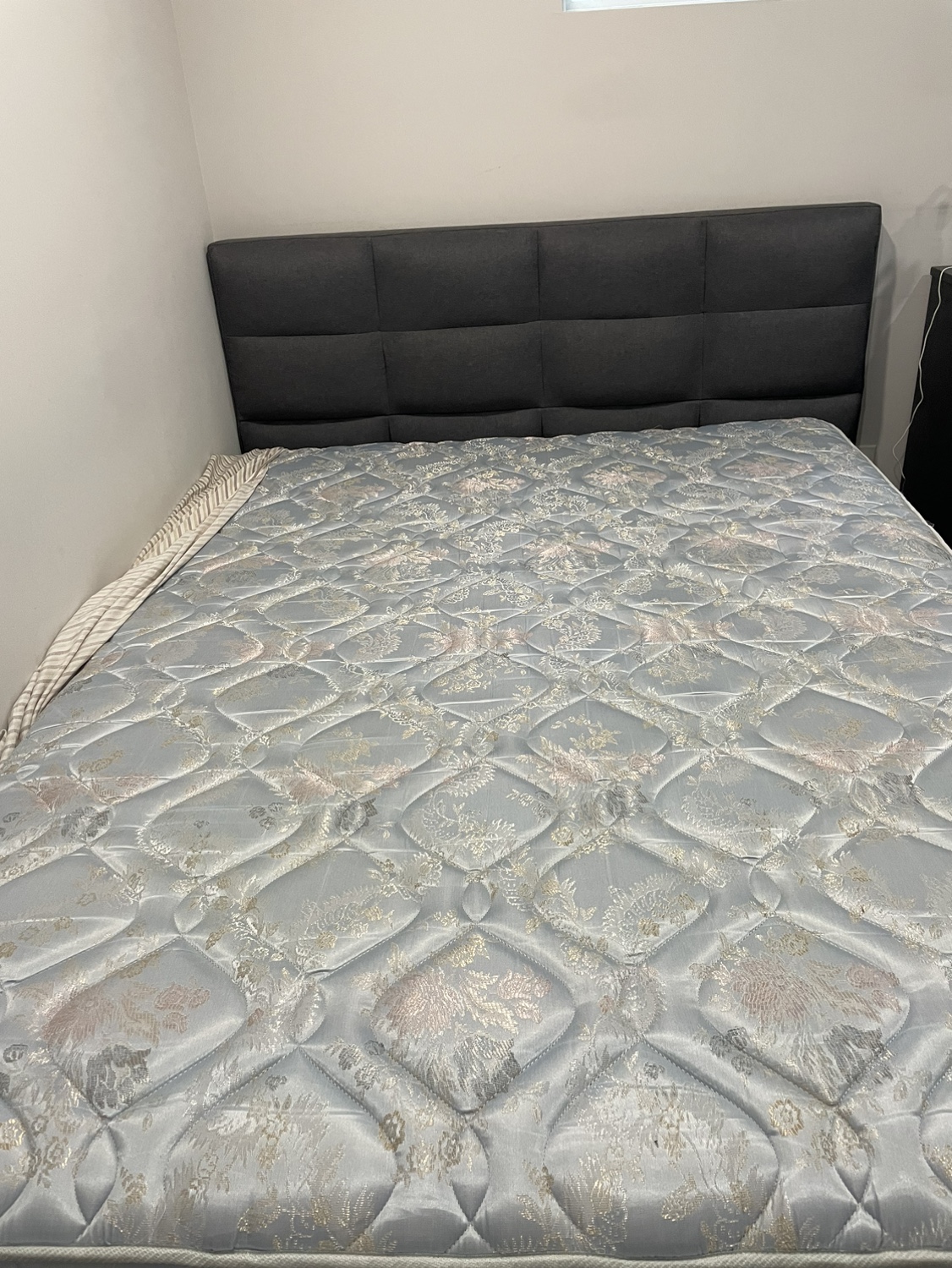 Queen Size Mattress - photo 2
