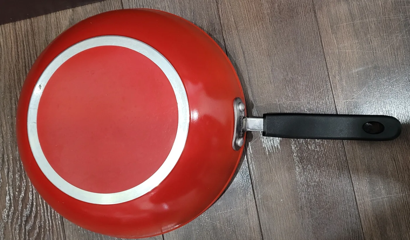 Gently used Starfrit The Rock -Fry Pan with glass lid. image indicator(4)