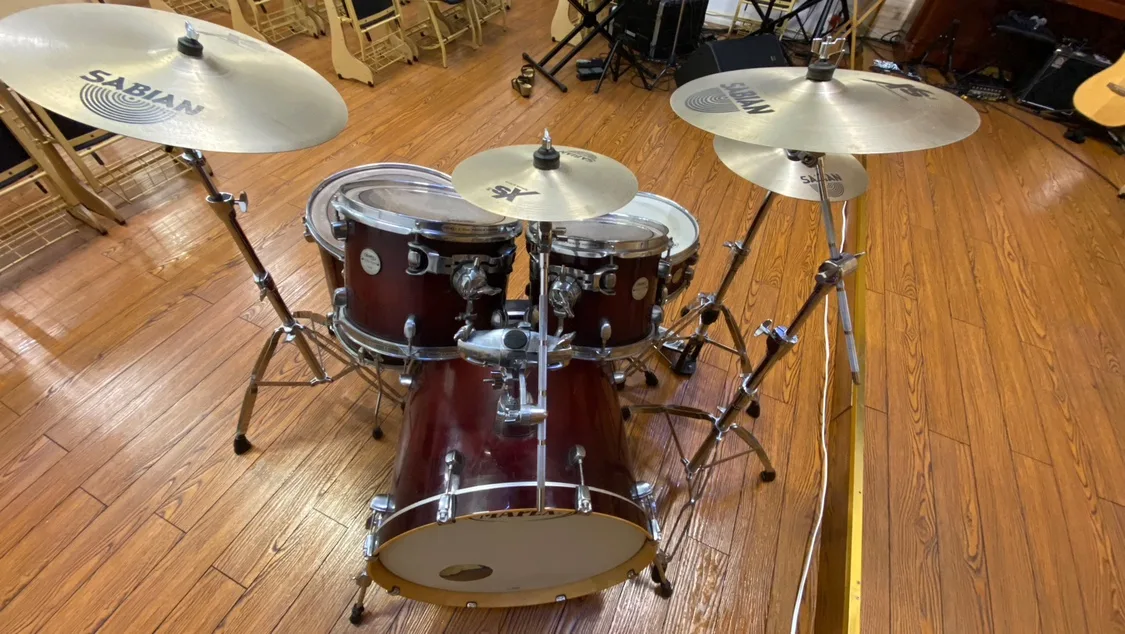 Drum Set with Cymbals image indicator(3)