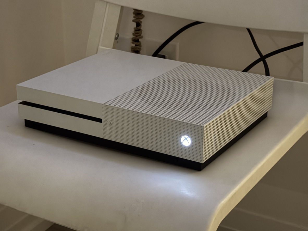 Xbox One S 1TB Console plus 2 Controllers, all cables included - photo 2