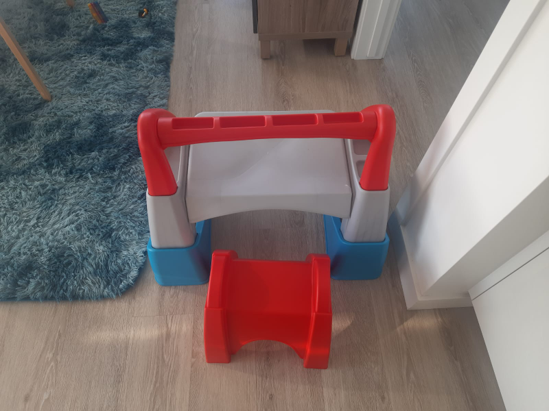 Free New Toddler Desk - photo 4