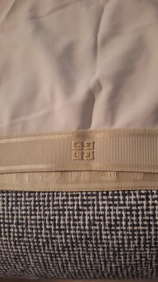 GIVENCHY Top  ( Moreno sykin)I image indicator(4)