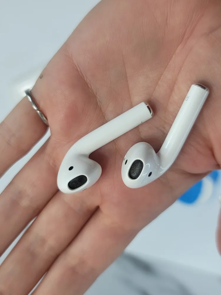 Apple AirPods (2nd Generation) image indicator(3)