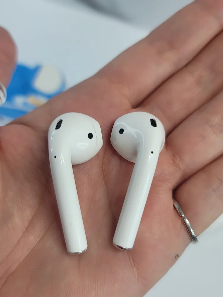 Apple AirPods (2nd Generation) image indicator(4)