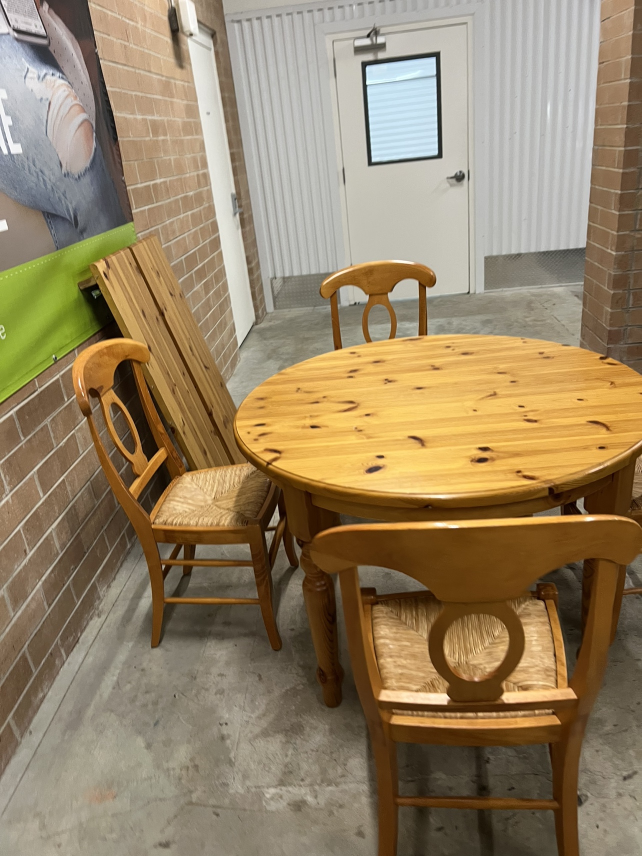 Round Table w/4 Chairs and 2 leaves